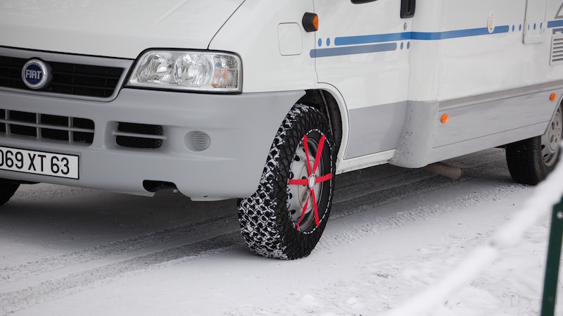 Camping-car à la neige 