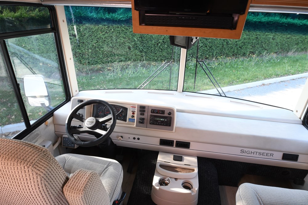 Winnebago_Sightseer_33L-04