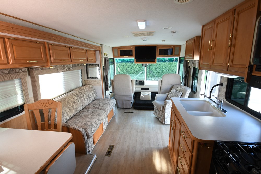 Winnebago_Sightseer_33L-05