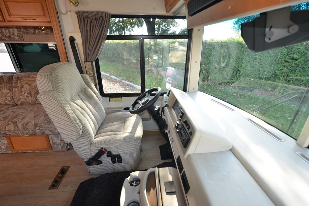 Winnebago_Sightseer_33L-06