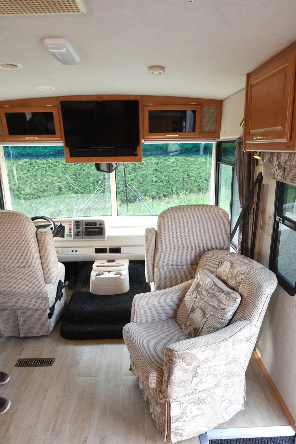 Winnebago_Sightseer_33L-07