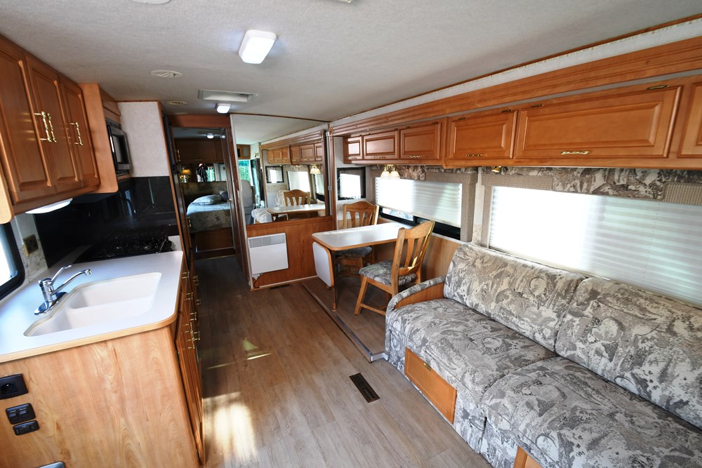 Winnebago_Sightseer_33L-09