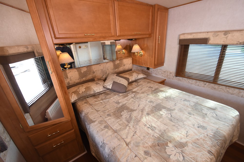 Winnebago_Sightseer_33L-13