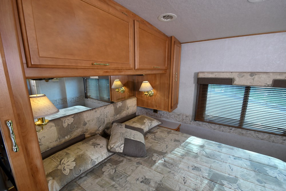 Winnebago_Sightseer_33L-14