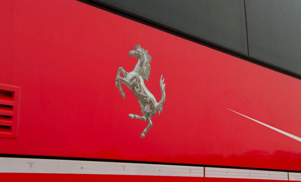 ferrari-scuderia-team-bus-09c