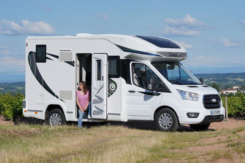 Vu de l'extérieur, le Chausson 520 a des allures de mini camping-car. Mais il cache bien son jeu !