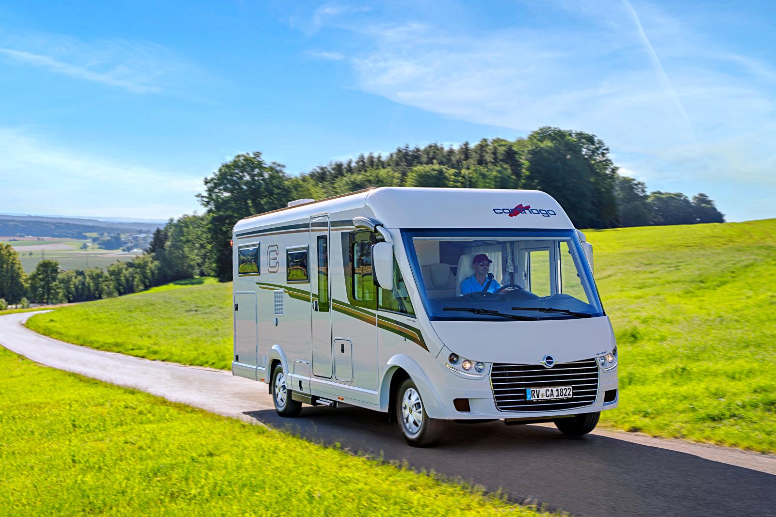 Voici le super camping-car avec garage de voiture intégré !