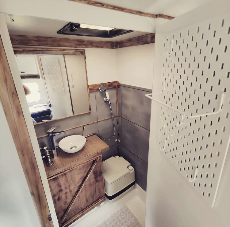 la RENOVATION de notre SALLE DE BAIN du CAMPING CAR 