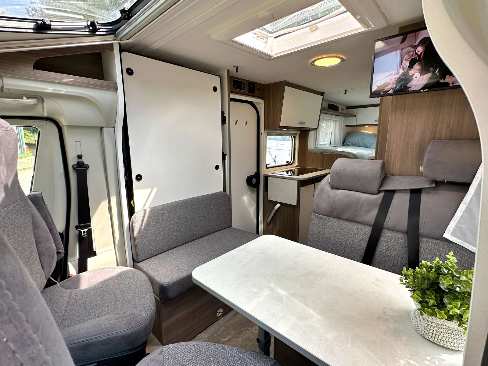 Un couchage supplémentaire, non pas escamotable dans le pavillon du camping-car, mais dans la paroi. Il fallait y penser !