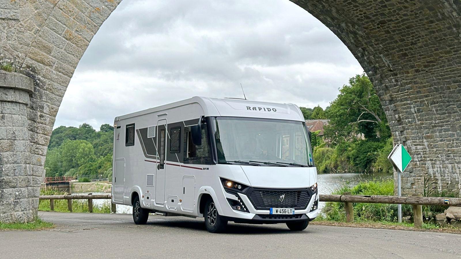 Rapido 8096dF. La nouvelle face avant apporte un supplément de style aux intégraux des Série 8 et 80.
