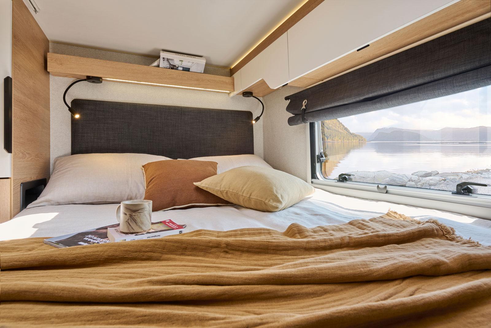 Bavaria Qwest 630G. Matelas Bultex® sur sommier à lattes pour le lit transversal (140 x 200 cm). La grande baie arrière baigne la chambre de lumière.