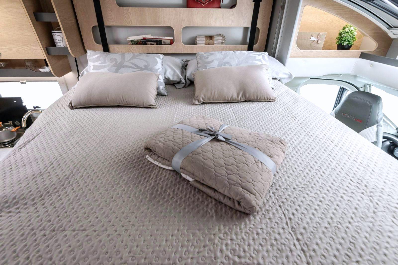 Ces deux places couchages en hauteur affichent de confortables dimensions : 189 x 143/124 cm.