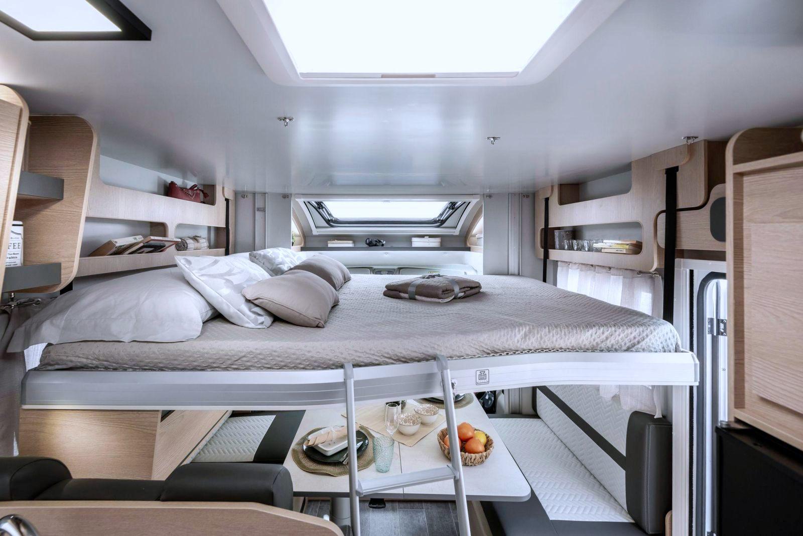 Le lit de pavillon est réglable électriquement en hauteur.