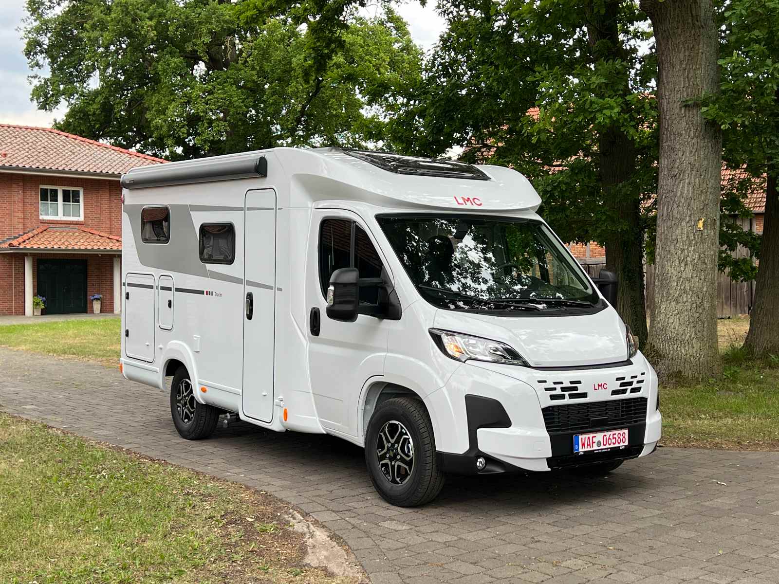 LMC Tracer V 600. Pas plus long et à peine plus large qu'un fourgon !