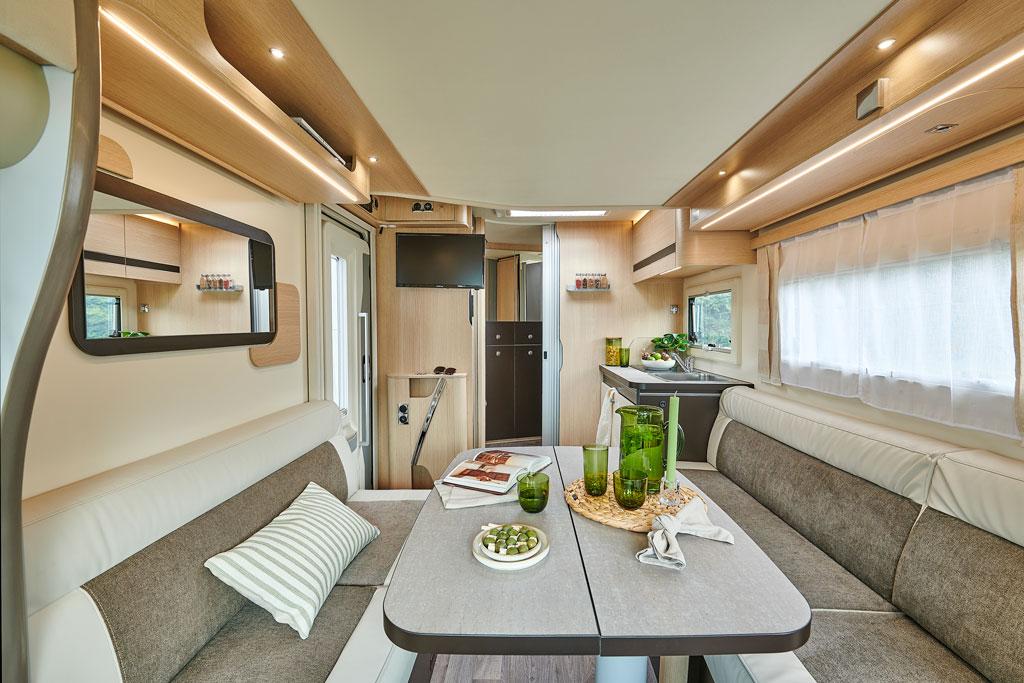 Autostar Performance P660. En l'absence d'un lit permanent, le salon face-face peut vraiment prendre ses aises.