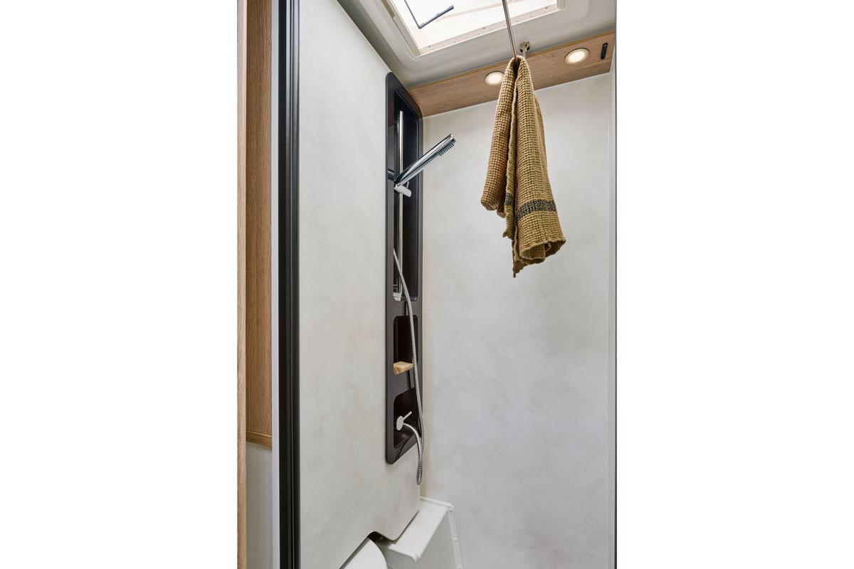 Bavaria Qwest 630G. Salle de bain vario version douche.