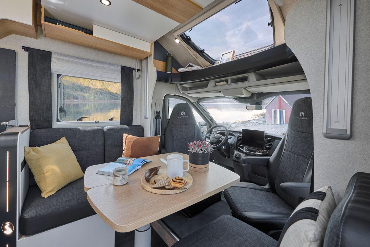 Bavaria Qwest 630G. Format réduit mais implantation propice à la convivialité pour le salon.