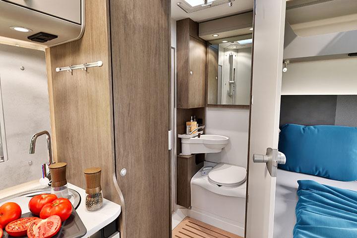 Carado T135. À gauche du lit, le cabinet de toilette réunit les W.-C. à l'arrière, une vasque pivotante et la douche à l'avant.