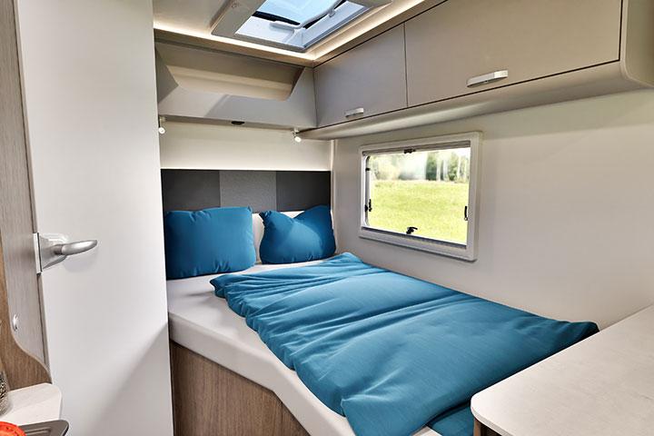 Carado T135. Le sommier du lit à la française se relève pour donner accès à la soute.