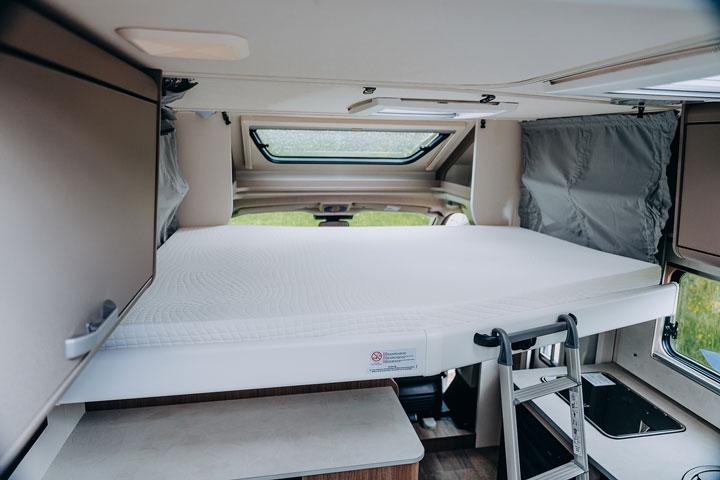 Carado T135. Un lit double de pavillon sur un camping-car de 5,96 m, c'est inédit !