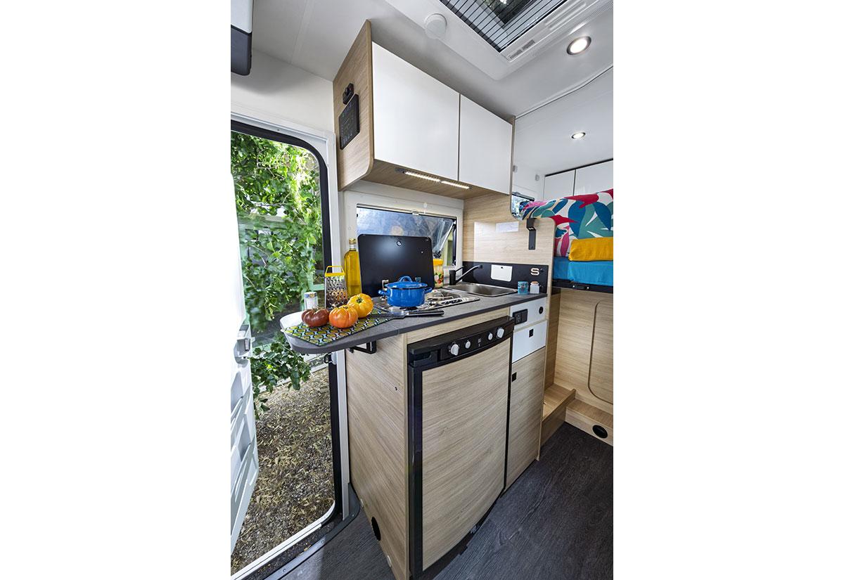 Chausson S614. Un plan de travail rabattable vient agrandir la cuisine.