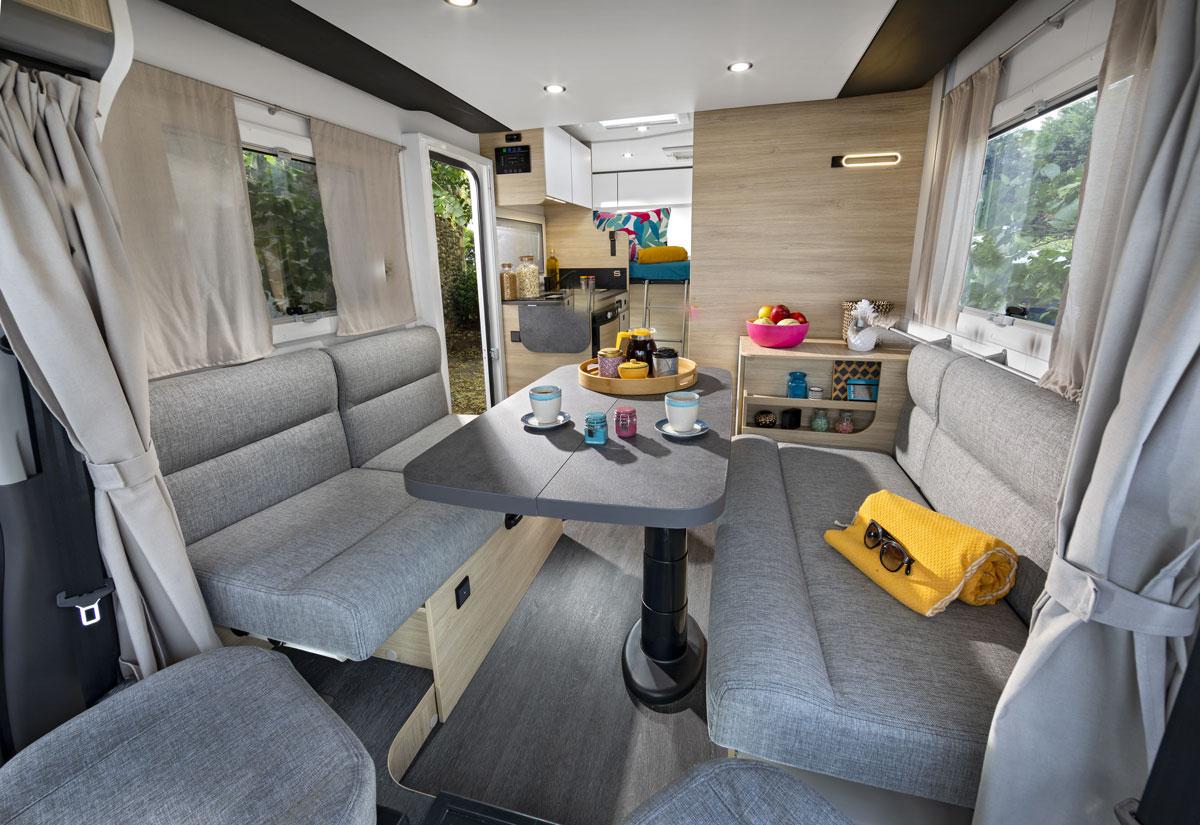 Chausson S614. Ce n'est pas parce qu'on voyage compact qu'on ne peut pas profiter d'un grand salon.