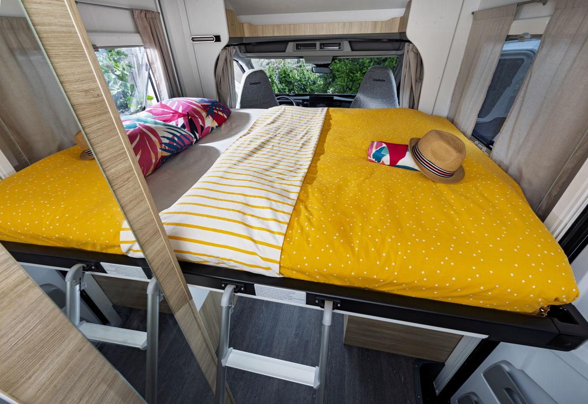 Chausson S614. De série, le lit double de pavillon porte le nombre de places couchage à 4.