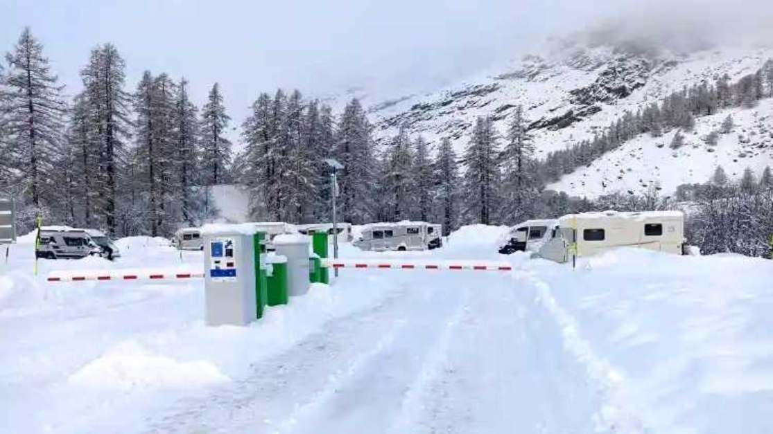 L'aire de Bessans, en Haute Maurienne (Savoie), au cœur du Parc national de la Vanoise, créée par Camping Car Park en 2024 avec 48 places, est une des aires du réseau qui connait un très grand succès, été comme hiver.