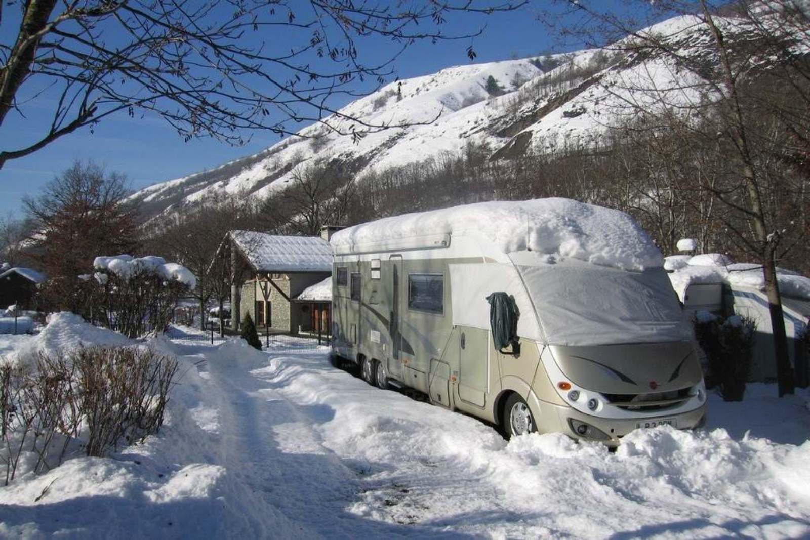 Avec ses 100 emplacements (40 locatifs et 60 pour camping-cars), le camping caravaneige l'Eden de la Vanoise, ouvert toute l'année, est idéalement situé entre lac et montagne, au cœur de la Haute-Tarentaise à Landry.