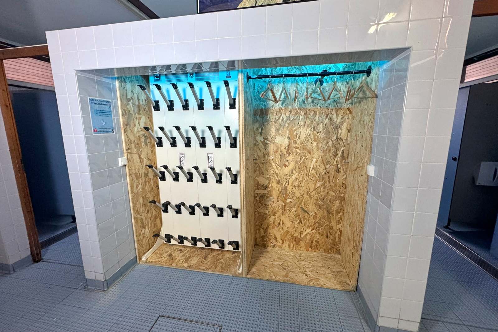 Tout l'équipement est prévu pour réserver le meilleur accueil aux camping-caristes skieurs, à l'image du sèche-chaussures de ski à disposition.