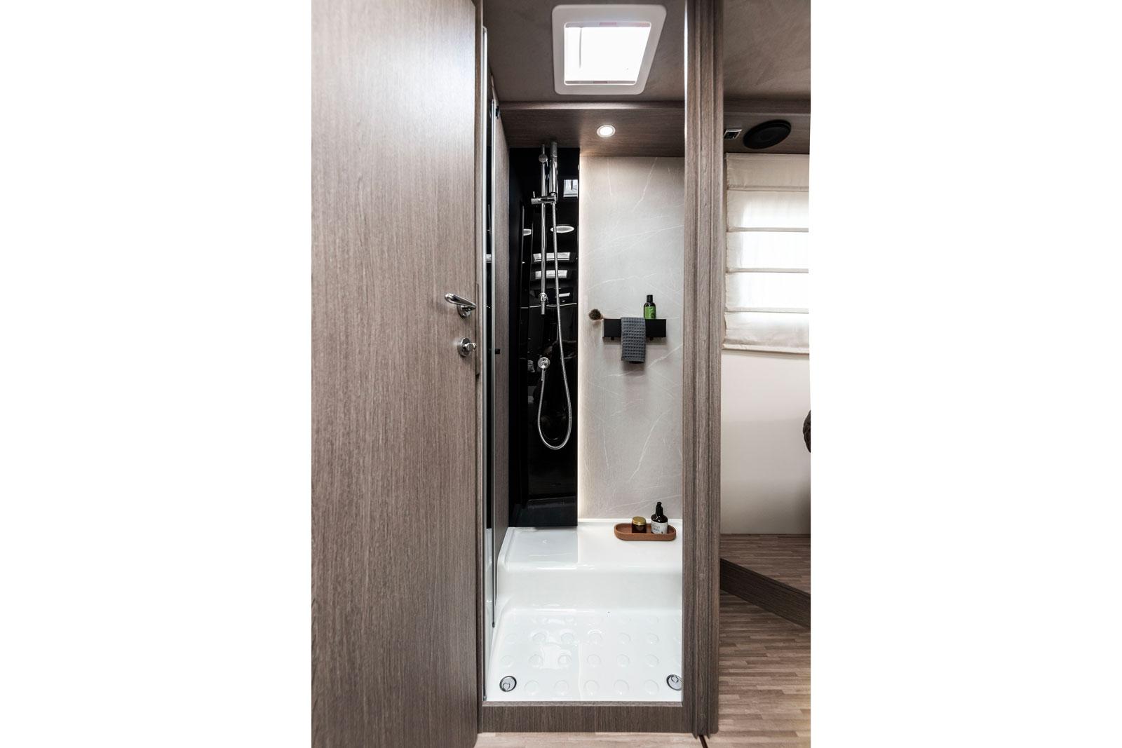 La douche indépendante peut être associée au cabinet de toilette pour composer un unique compartiment transversal.