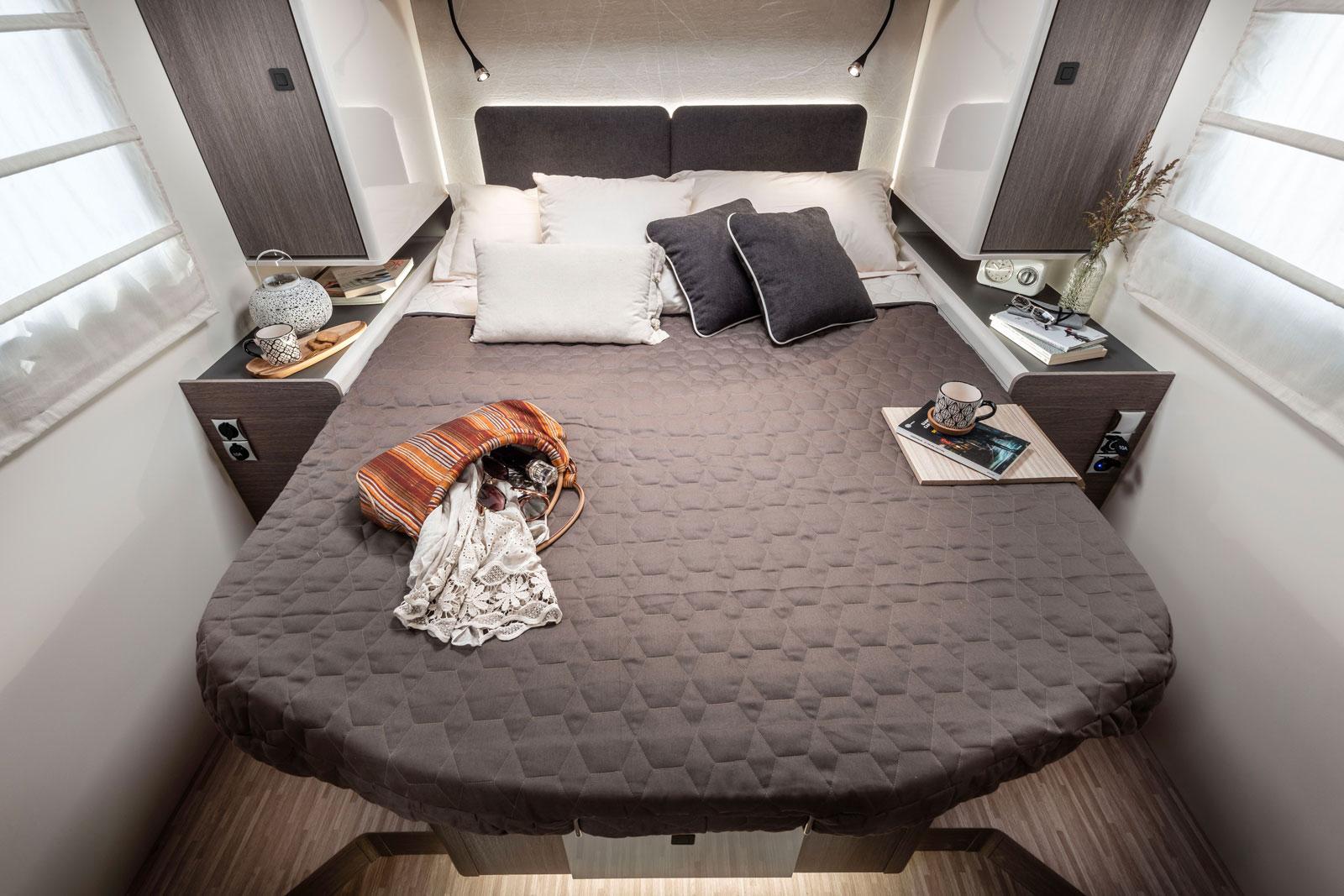 Le lit central du P745 GLC présente des dimensions de 150 x 190 cm.