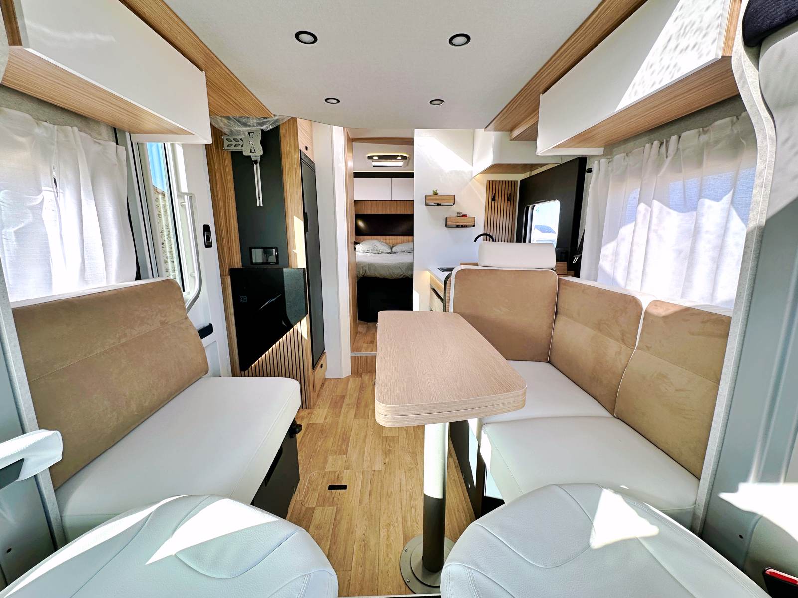 Le salon face-face offre un maximum d’espace notamment grâce à sa table repliable, il peut accueillir 5 personnes.