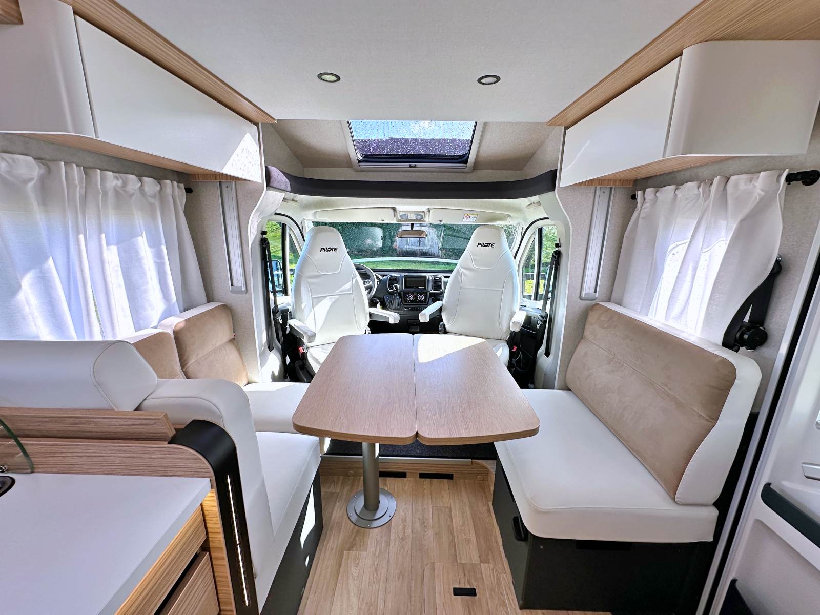 Cette série limitée inclus un lit de pavillon électrique (200 x 125 cm) avec sommier à lattes pour accueillir 2 couchages supplémentaires.