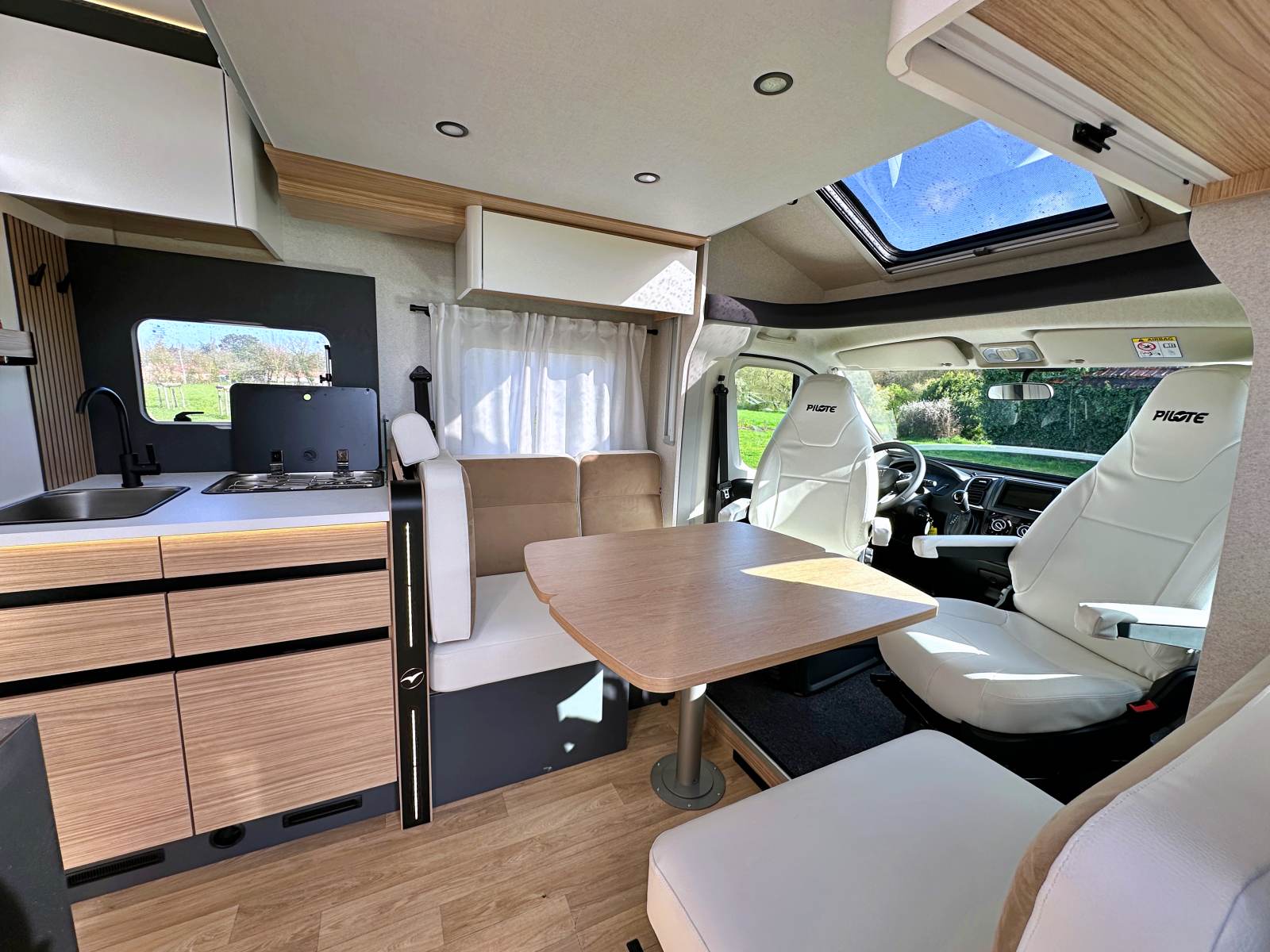 Volume, confort et style, le salon du P720FC Sélection est une invitation à la détente.