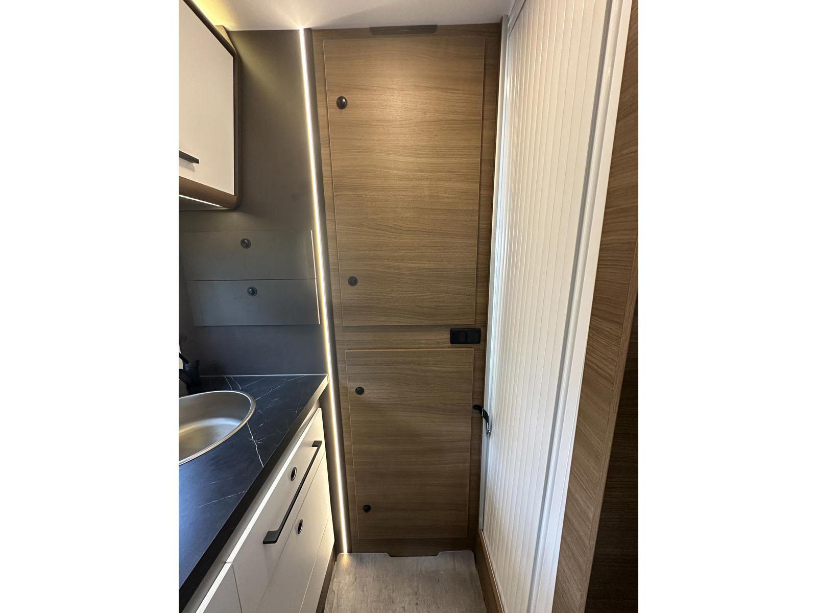 Benimar Yrteo 881. Au fond du couloir, sur quoi ces deux portes ouvrent-elles ?