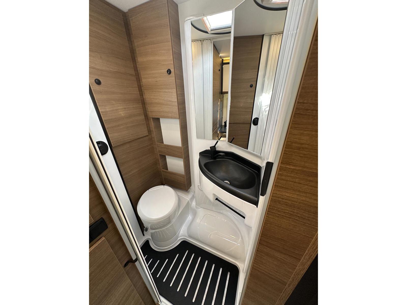 Benimar Yrteo 881. Face à la cuisine, la salle de bain vario ici en configuration cabinet de toilette.