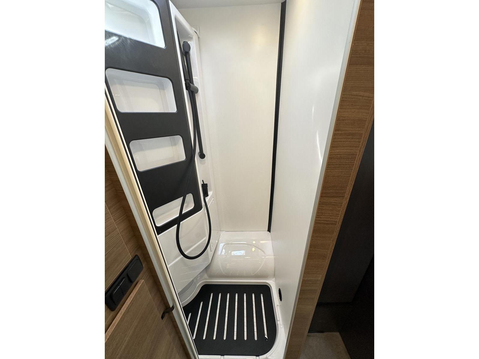 Benimar Yrteo 881. Face à la cuisine, la salle de bain vario ici en configuration douche.