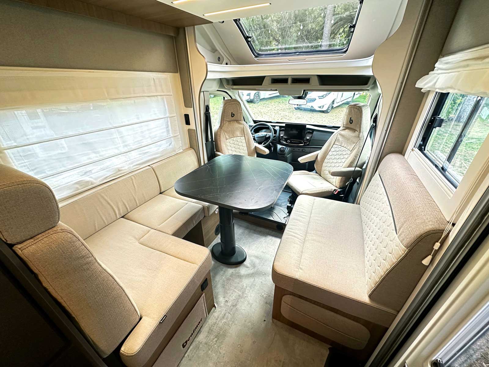 Benimar Yrteo 881. Un salon plus que spacieux pour un camping-car de 5,99 m seulement !