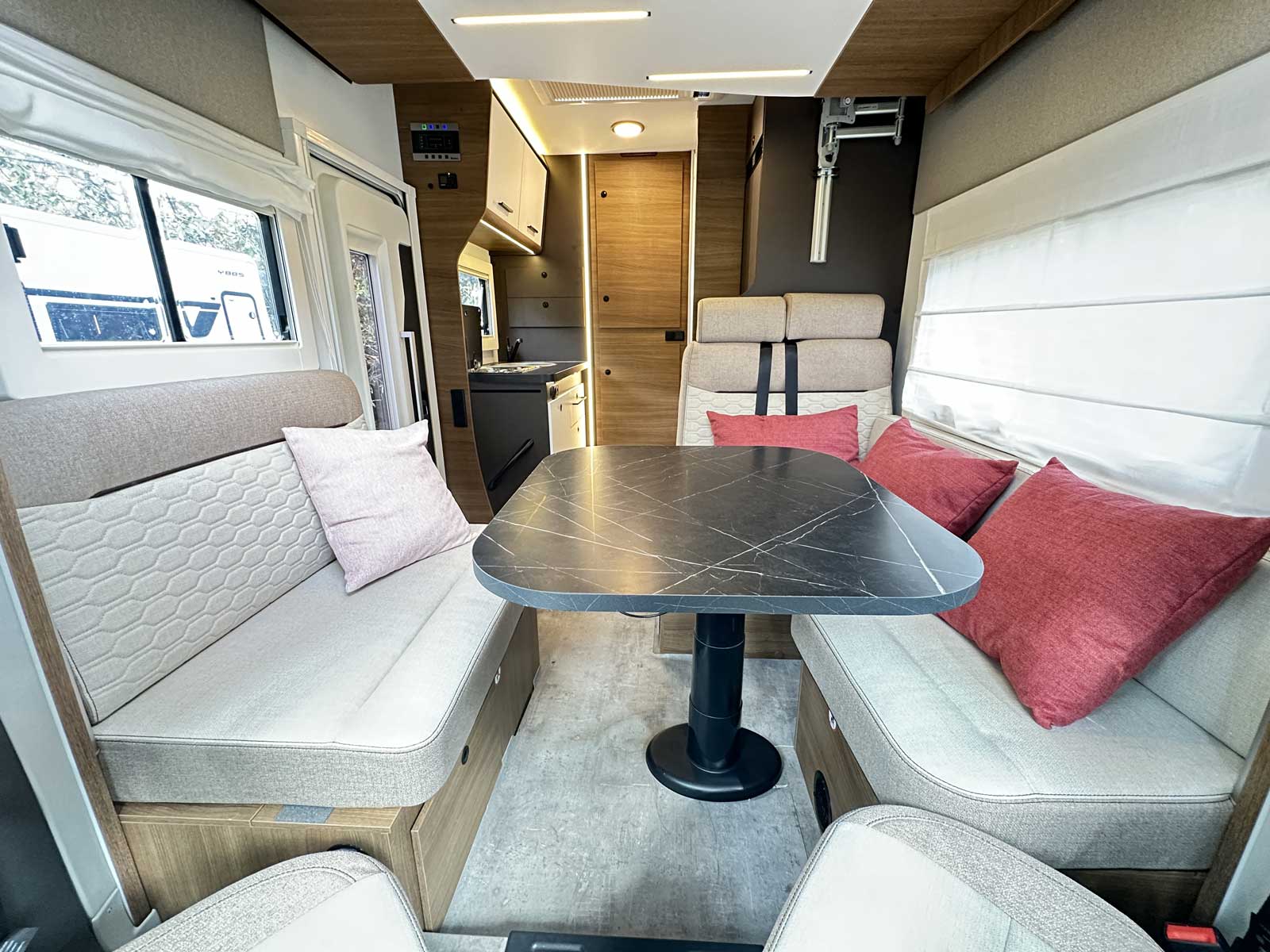 Benimar Yrteo 881. Un salon plus que spacieux pour un camping-car de 5,99 m seulement !