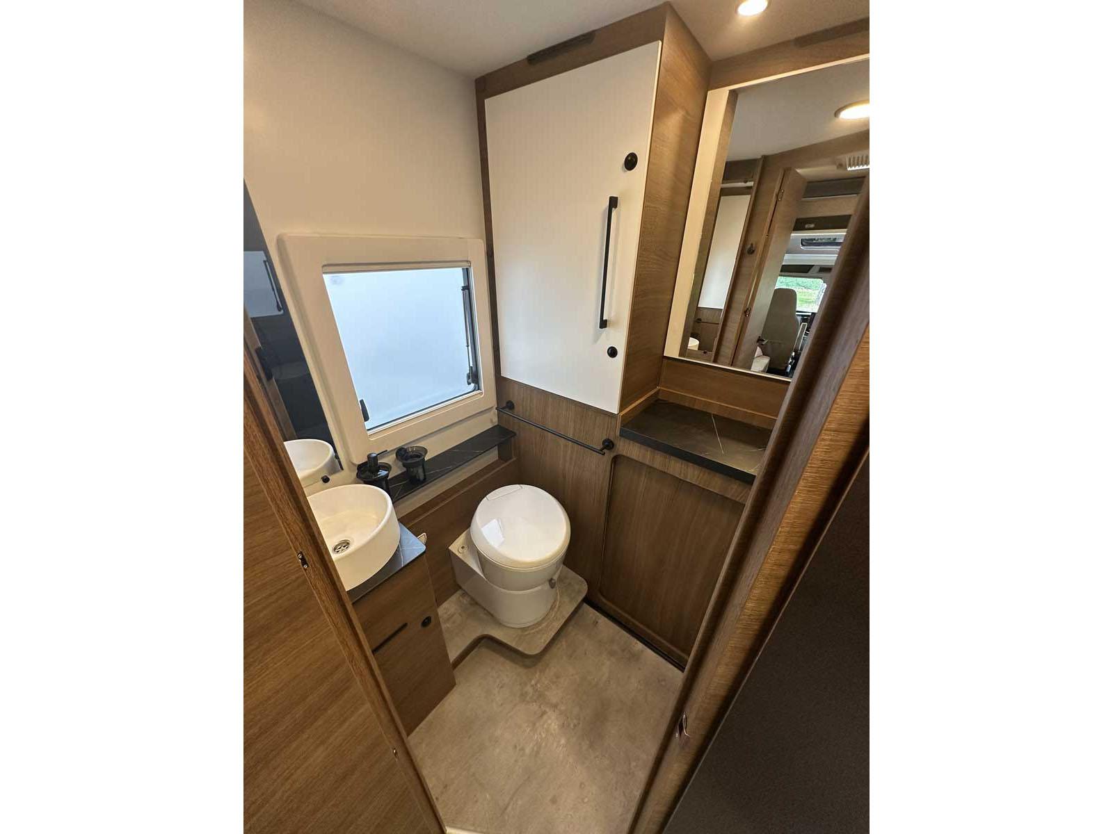 Benimar Yrteo 885. À l'arrière le cabinet de toilette avec douche séparée. Derrière la porte blanche et la porte miroir, deux rangements très astucieux ! (voir photo suivantes)