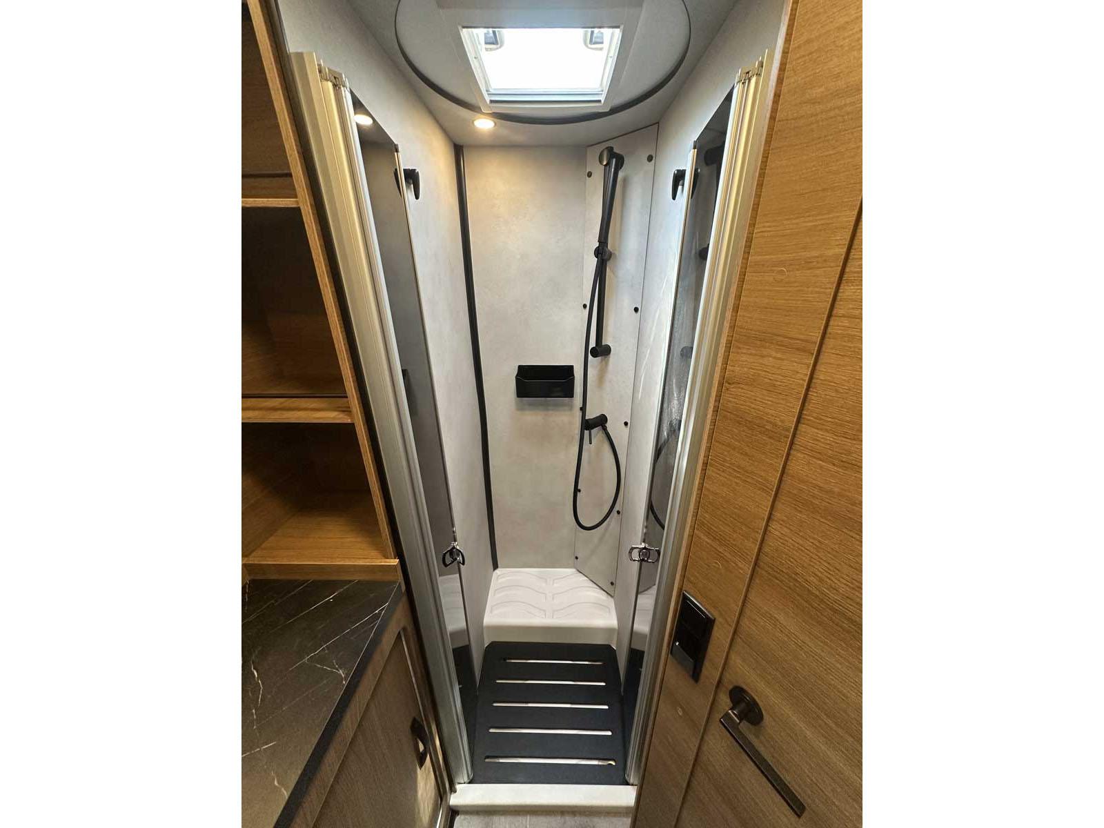 Benimar Yrteo 885. Une grande douche comme à la maison !