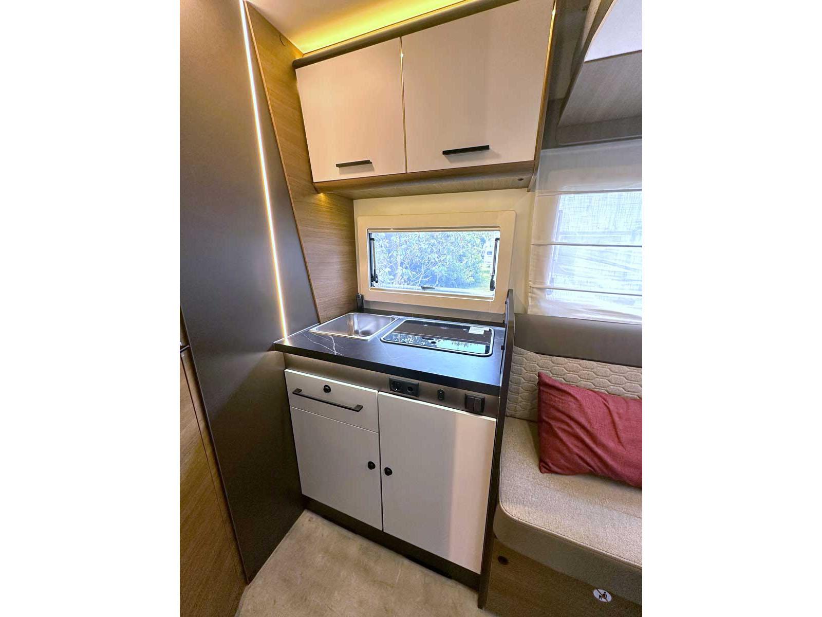 Benimar Yrteo 885. Une cuisine compacte mais qui dispose de tout le nécessaire.