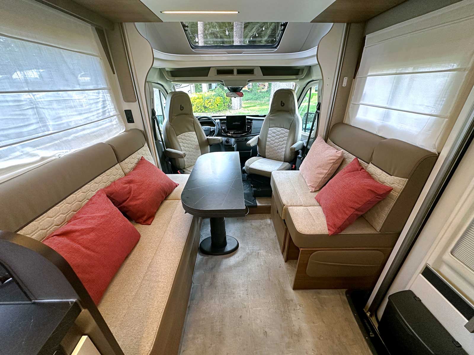Benimar Yrteo 885. Grand salon face-face et table pliante avec pied télescopique électrique pour pouvoir confectionner un lit dînette une place.