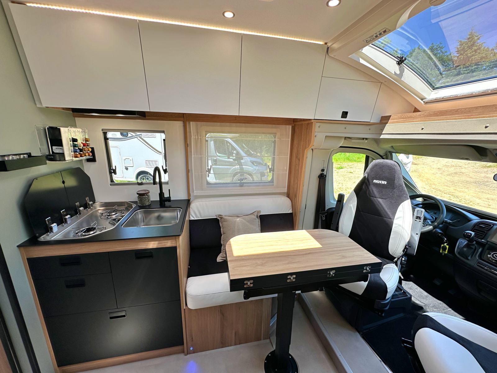 Une ligne de mobilier fluide et pratique.