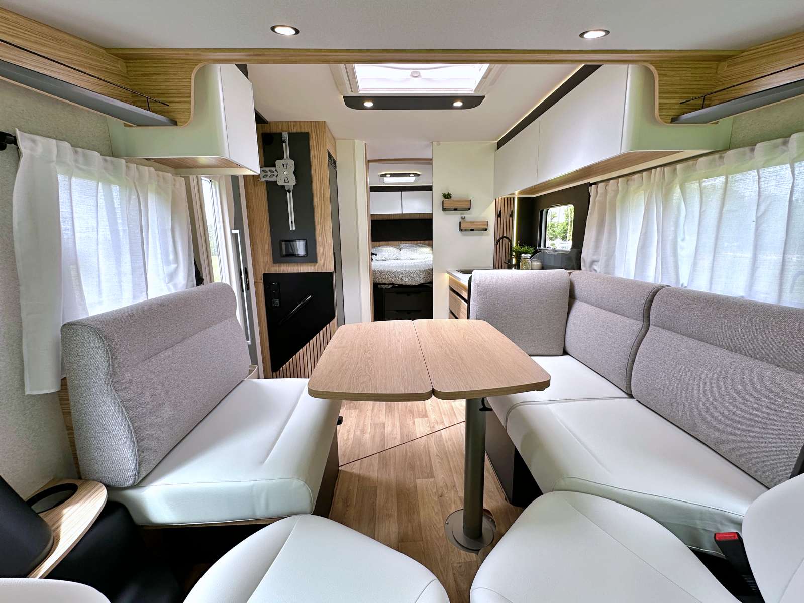 A bord du Pilote G720FC, un intégral de 7,32 m au chaleureux salon face-face.
