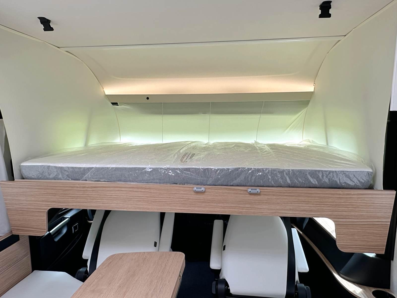 Le lit de cabine (135 x 190 cm) propose deux couchages supplémentaires.