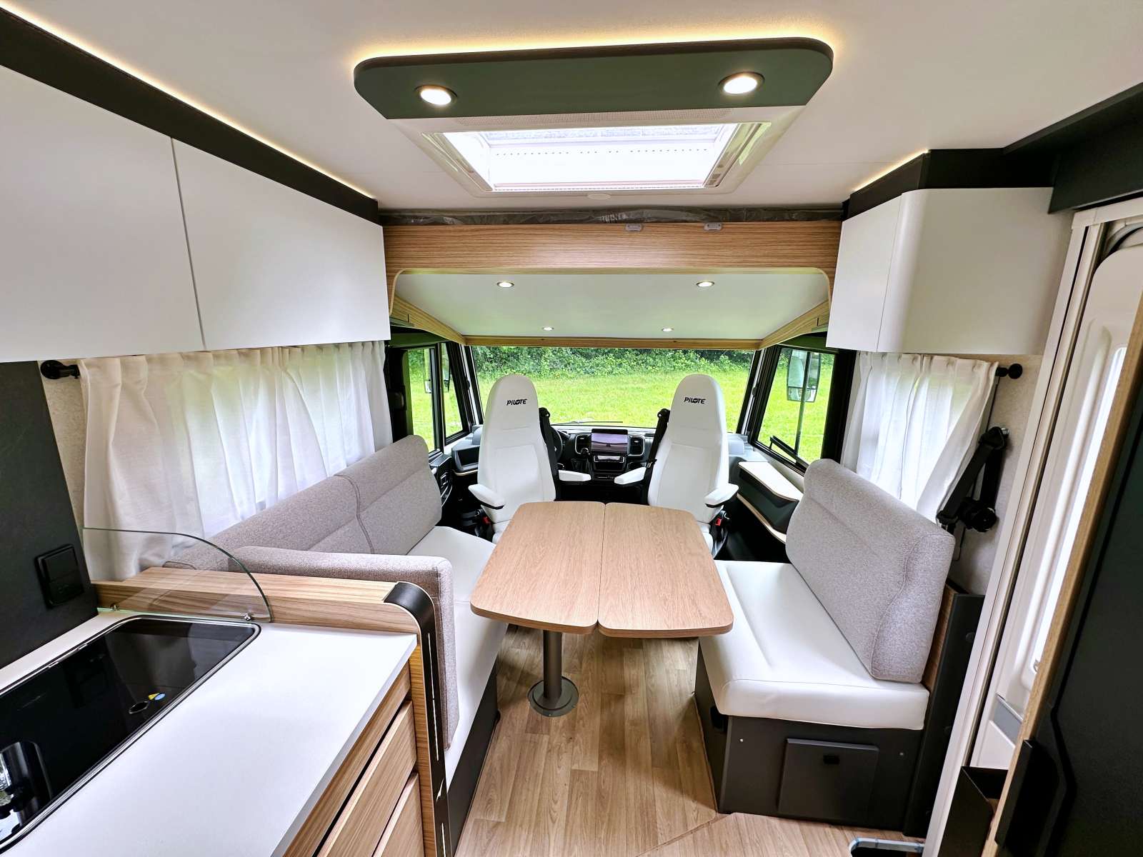 A bord, les intégraux bénéficient d'une ambiance contemporaine et harmonieuse, ainsi que d'une hauteur intérieur de 2 m.