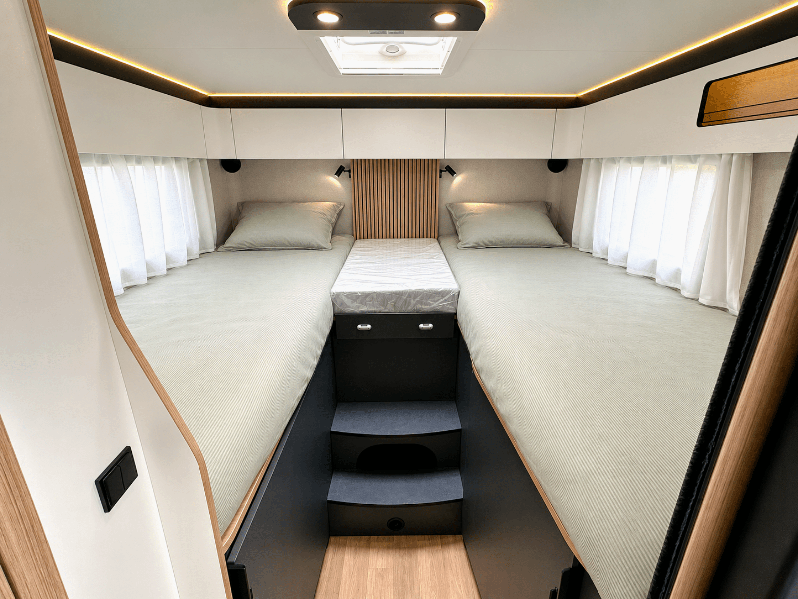 Dans la chambre de l'intégral Pilote G740FGJ, les lits jumeaux affichent des dimensions de 200 et 194 x 80 cm.
