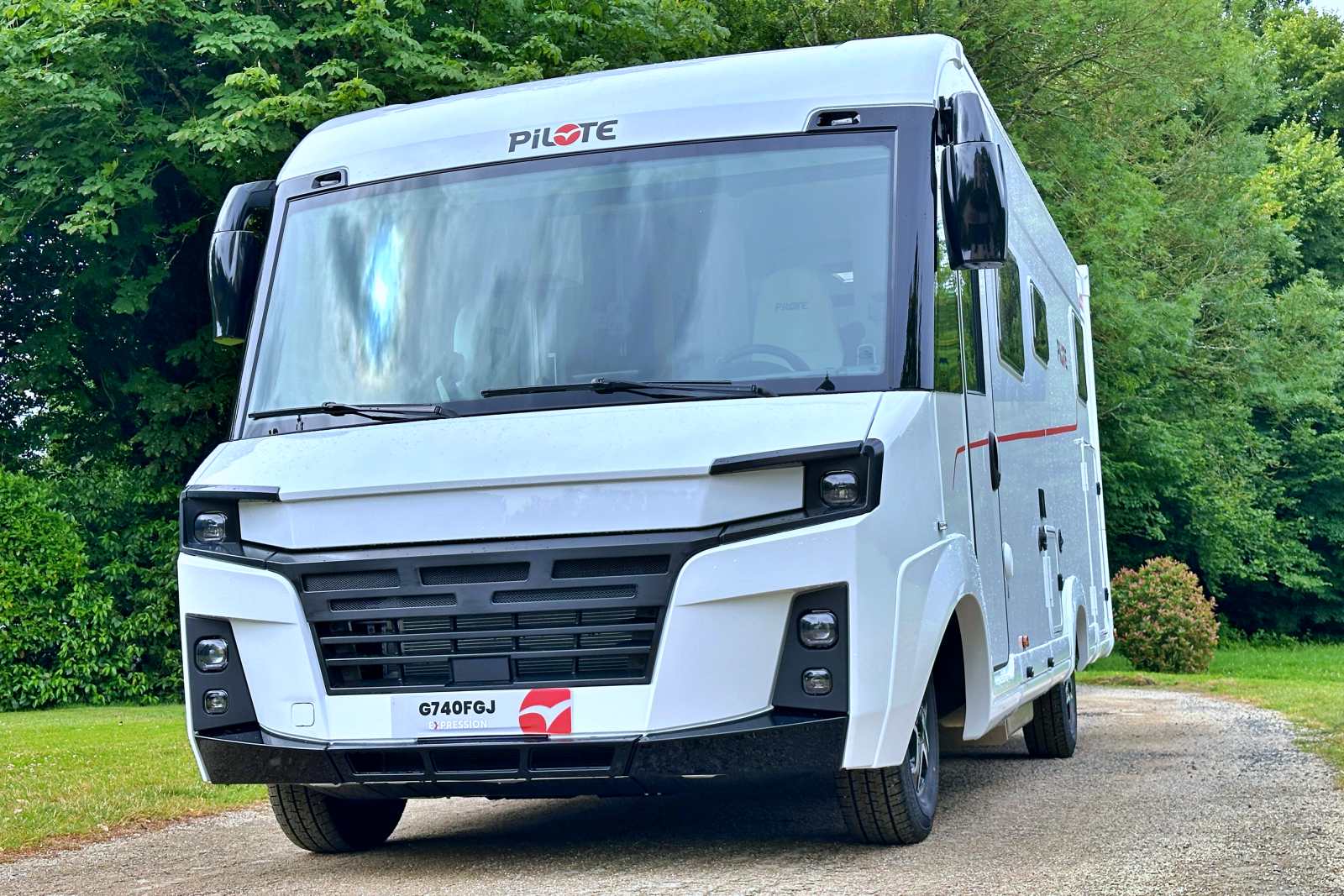 Pour parfaire cette nouvelle face avant, le constructeur va intégrer un lettrage de la marque Pilote dans le bandeau blanc à la base du capot, juste au dessus de la calandre noire.